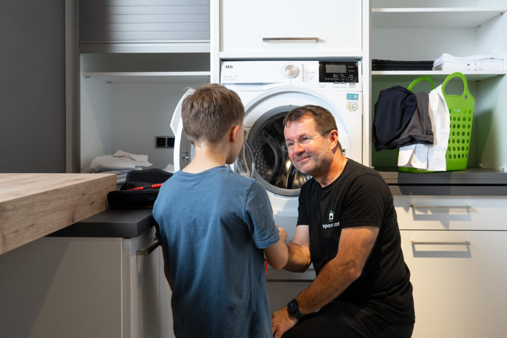Reparatur.at Techniker mit Junge im Waschraum &copy; Michael Schnabl