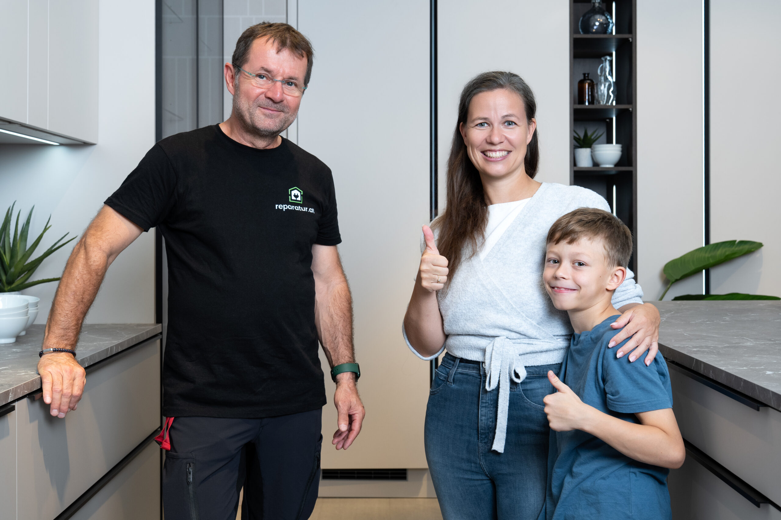 Reparatur.at Techniker mit zufriedener Familie &copy; Michael Schnabl