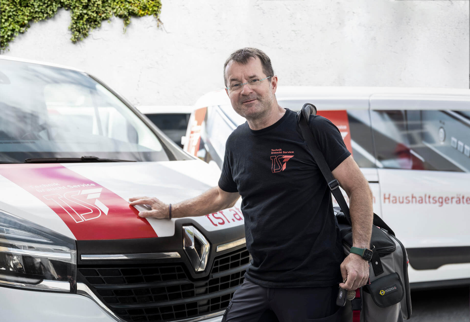 TSF Technisches Service GmbH Techniker mit Dienstauto